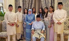 Wyszła za mąż w meczecie stanu sułtan abu bakar , johor bahru , 6 marca 1986 r. Manis Berseri Seri Tengku Puteri Iman Afzan Ketika Istiadat Menempah Bidan Di Istana Negara Nona