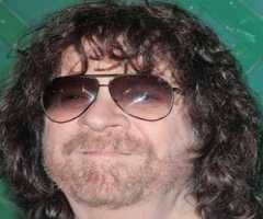 In 1979 becomes jeff secret married to sandi kapelson (whom he had met three years earlier at a jet record party) in california and went to switzerland on honeymoon. Jeff Lynne Biography Life Interesting Facts