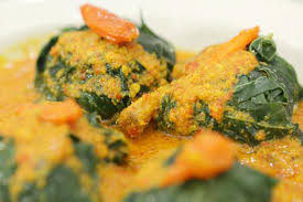 Daun pandan berfungsi sebagai penambah aroma pada masakan, terutama olahan makanan manis seperti bubur sumsum, kolak dan wedang. Ini Loh Macam Macam Jenis Daun Pembungkus Makanan