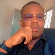 CONCORDAS... 🤔 "A nível de apresentadores em Angola, eu sou o que mais  veste, sem dúvida nenhuma." Diz o apresentador William Bula no programa zap  News.