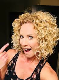 Curly hair refresh with conditioner and masque