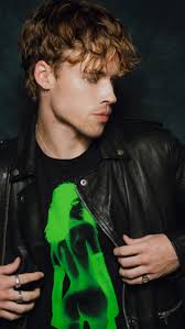 #CreatingCharacters for, @lucaswhitesmith rocking this short textured rebel  look for AW22 , Reels and Photography @itsvphoto , Design and creation  @fowler35ldn using @kerastase_official #curlmanifesto ...