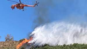 Πύρινες γλώσσες απειλούν το χωριό. Zakyn8os Dyo Pyrkagies Mesa Se Ligh Wra Sta Xwria Li8akia Kai Maxairado Skai