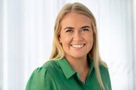 Laura Wickman's Instagram, Twitter & Facebook