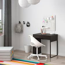 Nos bureaux enfant sont conçus pour aider à organiser l'espace de votre enfant et à ranger sa chambre en lui offrant une zone réservée au jeu, ou simplement un endroit où dessiner, étudier et jouer. Bureau Pour Enfant La Selection Speciale Rentree Scolaire Ikea