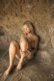 Junge Nackte Frauen Sitzen In Einer Höhle. Lizenzfreie Fotos, Bilder Und  Stock Fotografie. Image 2176003.