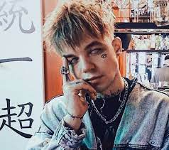 В публикации на своей страничке в instagram он в очередной раз удивил фанатов, показав им глаза без линз и улыбку без грилз. Foto Dnya Eldzhej Bez Linz Obedaet V Stolovoj