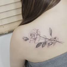 Hình xăm mini ở cổ tay với những cánh hoa nhẹ nhàng, nhỏ nhỏ xinh xinh nhưng cũng đủ làm nàng nổi bật. Hinh XÄƒm Ná»¯ á»Ÿ Vai Medusa Tattoo Club