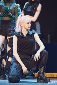 Born may 18, 2000), better known as onda, is a south korean singer and a member of the kpop group everglow under yuehua entertainment. Everglow Onda Jo Serim K Pop 1600x2400 Wallpaper Wallhaven Cc