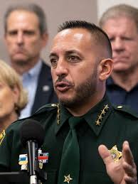 Hurricane Ian: Lee County Sheriff's deputies chase contractors off beach