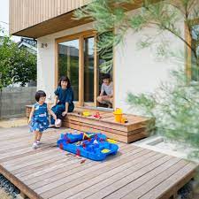 夏の思い出をいっぱい作ってくれたウッドデッキ これからの季節なら お外ランチも気持ちよさそうです 外観 塗り壁 木製サッシ ウッドデッキ 腰掛け 段違い 水遊び 庭 庭のある暮らし 自分らしい暮らし デザイナーズ住宅 造作 足洗い場 ボーネルンド