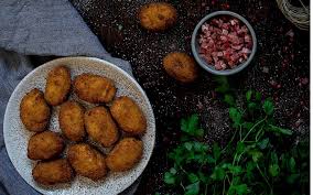 Picamos la cebolla y el jamón a brunoise, muy finos. Croquetas De Pollo Y Jamon Receta Paso A Paso Y Sencilla