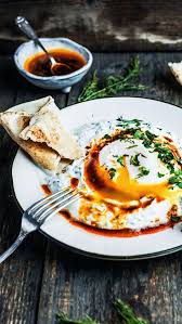 Cilbir Turkish Poached Eggs With Yoghurt Spiced Butter Rezept Rezepte Lebensmittel Essen Shakshuka Rezept