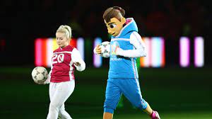 Der gesichtsausdruck wirkt mit dem schielenden blick, den segelohren und dem. Em 2020 Skillzy Das Ist Das Maskottchen Fur Die Europameisterschaft Goal Com
