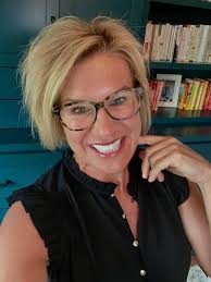 I loved having lunch with @zosha_roberson and her new puppy, Bogey. 😍 I  have to tell you how Zosha and her mom, @mary.roberson.9, helped me get my  book ready to be submitted