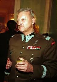 Podle policie petelicki zemřel na střelu do hlavy, kterou si způsobil sám. General Slawomir Petelicki Nie Zyje