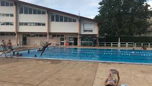 Malgre Les Fortes Chaleurs Les Piscines Iseroises N Affichent Pas Complet Avec La Crise Sanitaire
