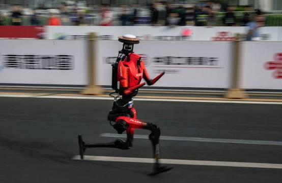 中国人形机器人打破人类半程马拉松世界纪录- 纽约时报中文网
