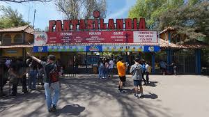 In each car, riders are arranged 2 across in a single row for a total of 20 riders per train. Video 360 Subete Al Raptor De Fantasilandia En Esta Experiencia De Realidad Virtual Emol Com