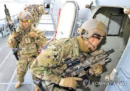해외파병 중이던 청해부대 문무대왕함에서 감기 환자가 발생했었고, 뒤를 이어 간부 1명이 폐렴증세를 보여 현지 병원에 후송된 후비슷한 증상이 있는 병사 6명을 무작위로 뽑아 진담검사를 한 결과 전원 양성으로 판정이 났습니다.아무래도 물자 보급을 위해 현지 항구에서 적재 임무를 수행할 때 옮긴 í•´êµ° ì²­í•´ë¶€ëŒ€ 23ì§„ ìµœì˜í•¨ ì•„ë´ë§Œìœ¼ë¡œ ìƒˆí•´ ì²« íŒŒë³' ì •ì¹˜ í–‰ì • ê¸°ì‚¬ë³¸ë¬¸ ì¶©ì²­íˆ¬ë°ì´
