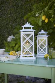 Ob Im Garten Oder Im Haus Die Laterne Lattice Von Partylite Kommt Uber All Gut An Candle Decor Lanterns Decor Beautiful Candles Decor