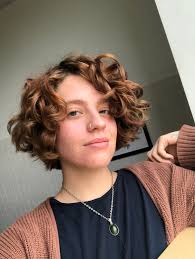 Read on for clever tips when it comes to learning how to style short hair, the process can be challenging to commit to. A Reminder To Everyone Growing Out A Cut It Gets Better The Awkward Phases Always Pass Curlyhair
