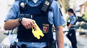 I just shot him. authorities said the officer mistakenly grabbed the wrong weapon. Die Androhung Reicht Meistens Aus Bilanz Der Taser Einsatze In Rheinland Pfalz