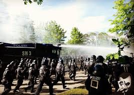 Denn es geht ihnen um nichts anderes, als die sogenannte dritte halbzeit, die zeit vor oder nach einem punktspiel von dynamo dresden. Wasserwerfer Einsatze Nach Aufstieg Von Dynamo Dresden Faszination Fankurve