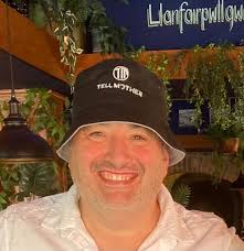 Met the great man at the Lute Society in London several years ago, he  kindly signed a CD I had with me. Lovely man.