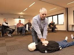 In een training (op zaterdag) van 4 uren leert de cursist hoe iemand met een circulatiestoornis (hartstilstand) op de best mogelijke manier. Reanimatie Aed Don Opleidingen