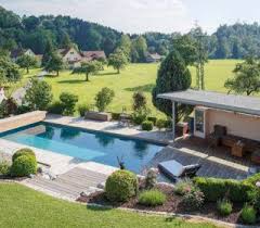 Naturpool Mit Holzdeck Und Uberdachter Sitzgelegenheit Naturpool Pool Natur Sommer Inspiration Gartengestaltung Holz Natur Pool Wasserbecken Garten Pool