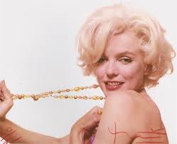 ▷ Marilyn stretching the jewelry by Bert Stern, 2010