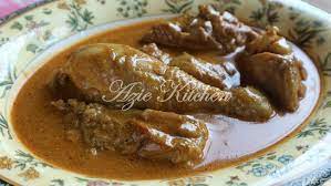 Minyak dipanaskan bersama majerin dan minyak sapi. Kari Ayam Cara Keluarga Saya Azie Kitchen