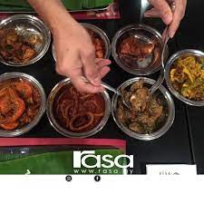 Kulihat ayu mencoba menepisnya, tapi tidak dengan sepenuh hati. Aroma Nasi Daun Pisang Dengan Masakantradisi Selatan India Menggamit Rasa