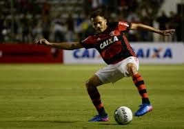 Renê cobra atenção com bola parada do Santa Fe e confia em vitória do Fla