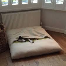 Minnie Hat Sich Bereits Im Neuen Hundekissen Eingekuschelt Minnie Pinching The Dog Bed Http Www Pet Interiors De De Di Hunde Kissen Hundekissen Katzen Bett