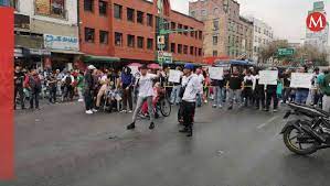 Comerciantes de plaza Meave se manifiestan y bloquean el Eje Central -  Grupo Milenio