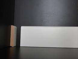 Sockelleiste Massivholz Weiss Lackiert In 10x58mm Holz Leisten De Sockelleisten Sockel Holz