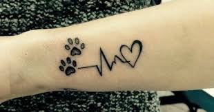 Ainsi, pour un tatouage plutôt discret, de nombreux modèles minimalistes attireront votre regard comme par exemple un chat en origami, géométrique et ultra graphique, ou encore l'esquisse d'un chat, dessinée au trait fin et sans. Tatouage Patte De Chat La Mode Qui Seduit Les Amoureux Des Animaux