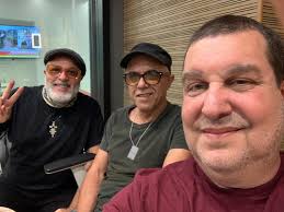 דיבור מקומי חוזרת הערב (חמישי בשמונה כאן 88 ) עם שניים שכל אחד מהם ראוי  לסידרה משל עצמו. ארז לב ארי ופטריק סבג, שותפים וחברים כבר 30 שנה, ב 2013  הוציאו יחד