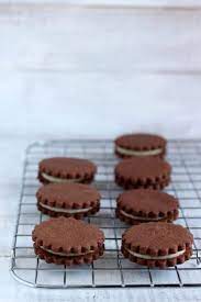 Dolci biscottini speziati con cioccolato e mandorle i biscottini speziati al cioccolato e. Biscotti Speziati Al Cacao Farciti Con Crema Al Cocco E Cioccolato Bianco Il Pomodorino Confit