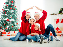 Semanas antes de la navidad, las poblaciones ponen elementos navideños como luces, etc. El Significado De La Navidad Para Los Ninos Cristianos