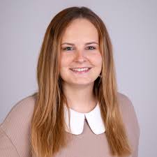 Das Team des Ärztezentrums Laa: Wir stellen uns vor Name: Celine Zeiner  Über mich: Seit meiner Geburt wohne ich in Laa an der Thaya. Nach meiner  Pflichtschulzeit bekam ich die Möglichkeit in