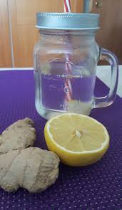 La tisana zenzero e limone è uno dei rimedi naturali più conosciuti per promuovere la salute e trattare una varietà di piccoli disturbi quotidiani. La Ricetta Per Una Tisana Zenzero E Limone Rinfrescante Ed Estiva