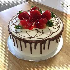 Tres Leches Kuchen Mit Erdbeeren Garniert Und Mit Schokolade Betraufelt Strawberry Cakes Tres Leches Cake Cake Recipes