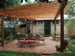 Pergola Moderne En Bois Autoportee Un Lieu Parfait Pour Passer Un Apres Midi Entre Amis En 2020 Pergola Moderne Pergola Design Construire Une Pergola