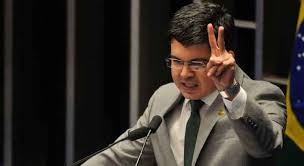 Em 2015, após dez anos na legenda, randolfe anunciou sua saída do psol e sua filiação à rede sustentabilidade, liderada por marina silva. Esperamos De Moraes Um Comportamento A Altura Do Stf Diz Randolfe