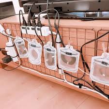 pin von sem bagunca auf methods of organizing messy cables kabel verstecken kabel organisieren tv wand kabel verstecken