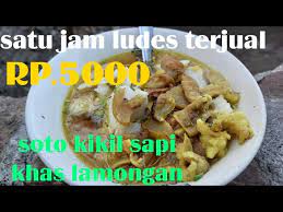 Dengan tambahan kerupuk udang dan bawang putih, membuat soto ini disukai banyak orang. Soto Kikil Lamongan Viral Youtube