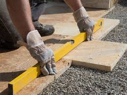 Anleitung Terrassenplatten Auf Splitt Verlegen Jonastone In 2020 Terrassenplatten Splitt Wand Putz